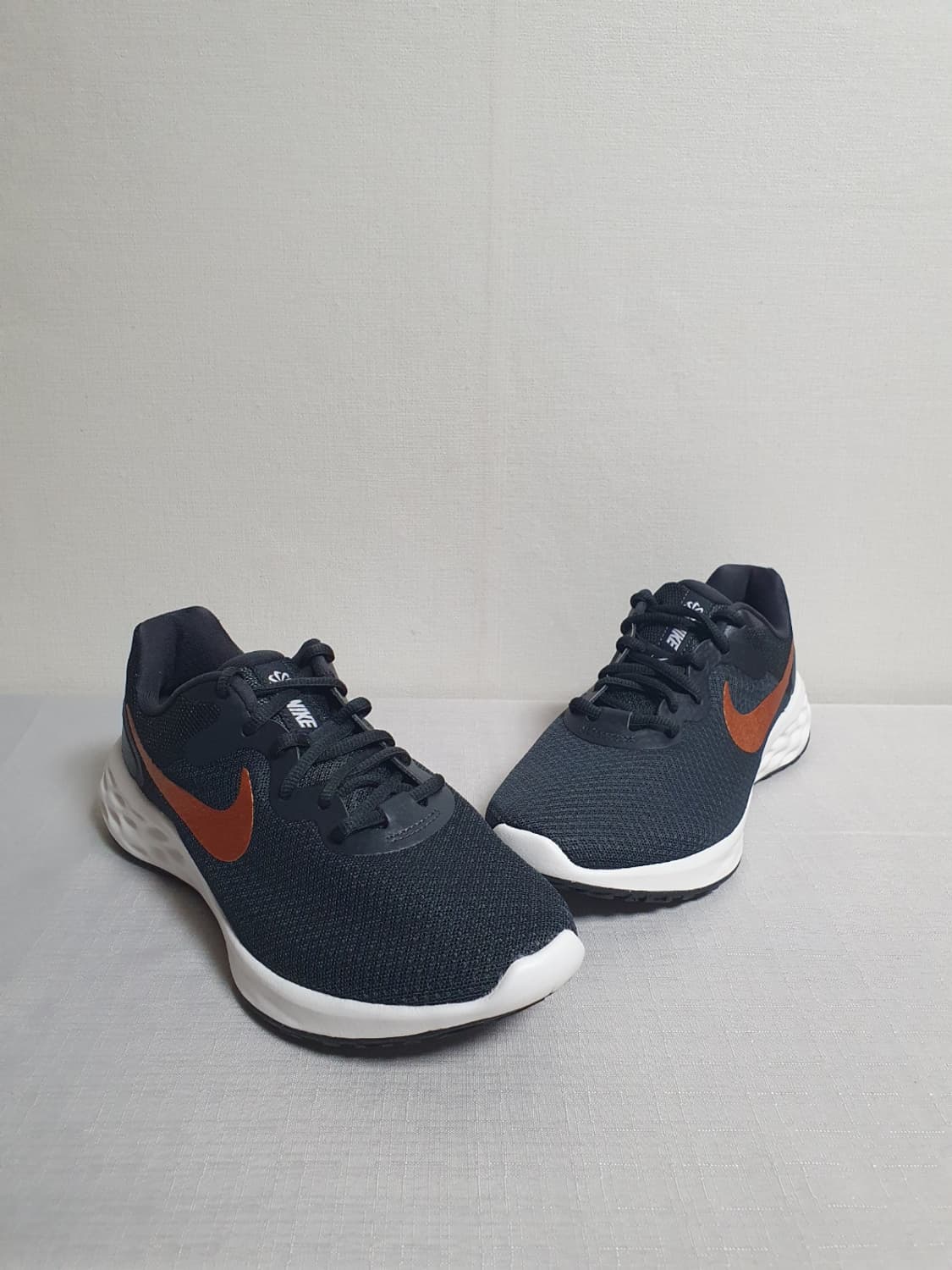 나이키 레볼루션6 다크스모크 그레이 NN 메탈릭코퍼 250mm 상품이미지5