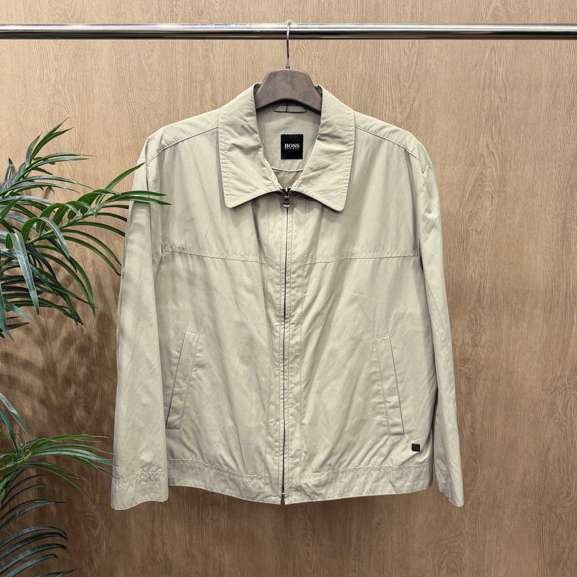 휴고 보스 경량 코튼 집업 자켓 셔츠 카라 슬랜트 포켓 디테일 베이지 상품이미지1