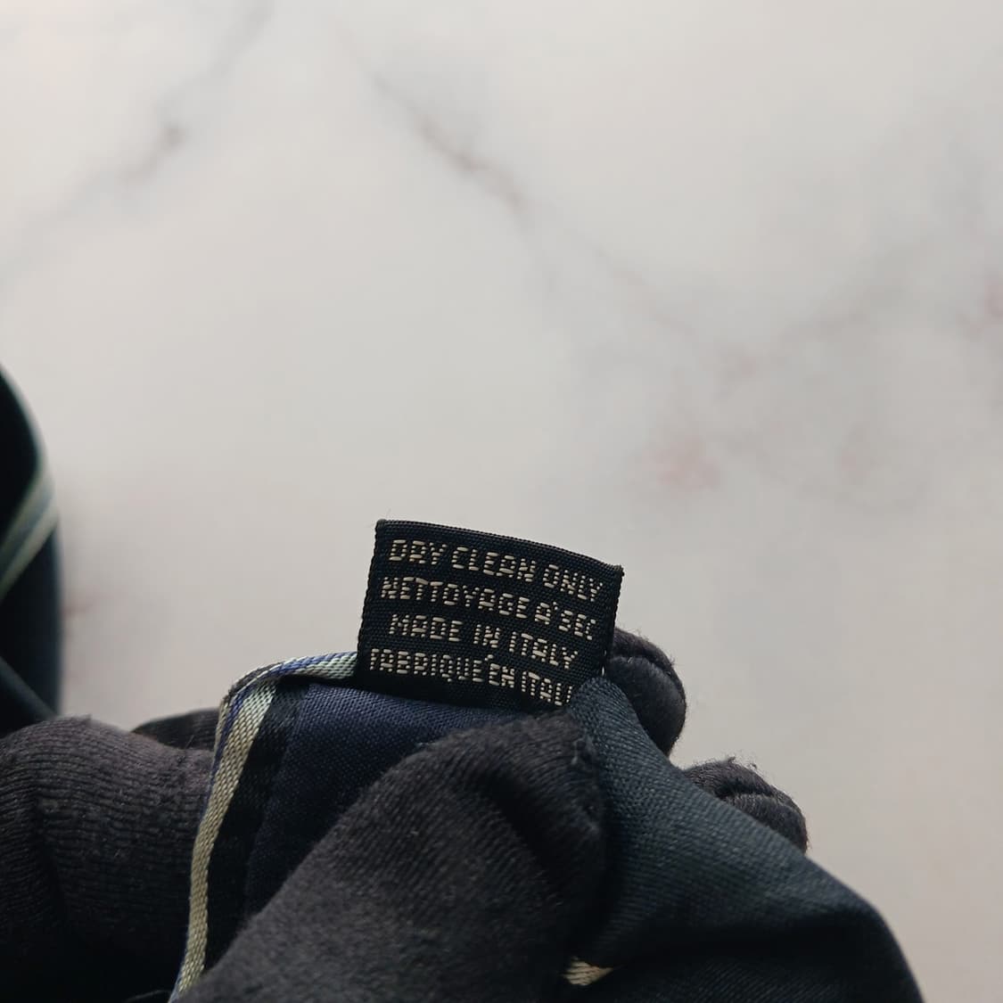 던힐 실크 블랙 스트라이프 슬림 넥타이 7.6cm B등급 A18790
 상품이미지9