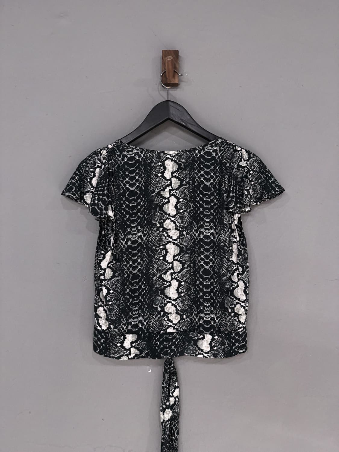 python pattern v-neck top 상품이미지8