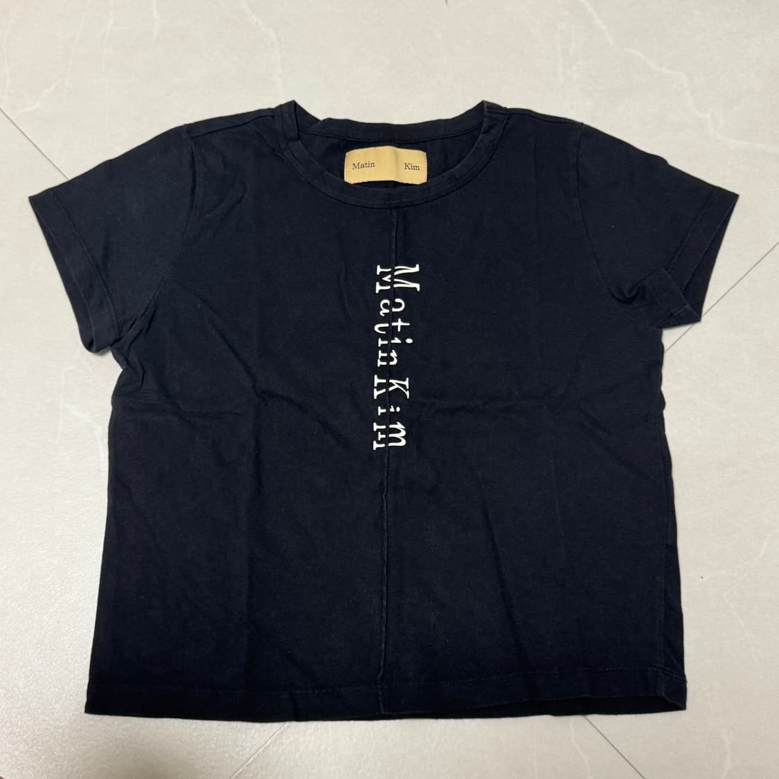마뗑킴 PINTUCK LOGO CROP TOP IN BLACK 상품이미지1