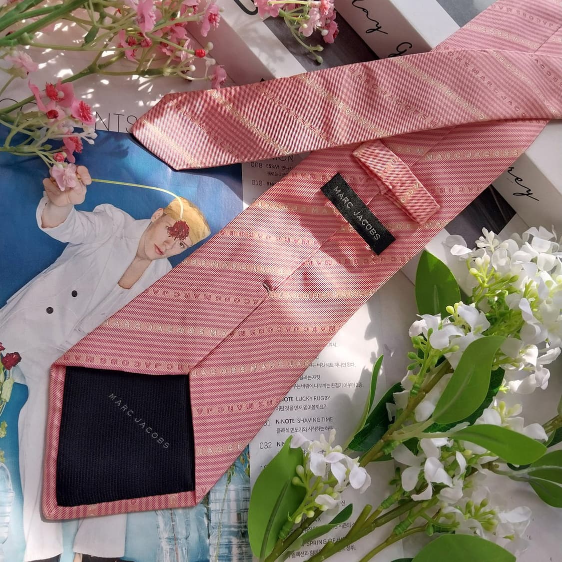 마크제이콥스 실크 스트라이프 로고 패턴 넥타이 9cm A+등급 K2302 상품이미지4