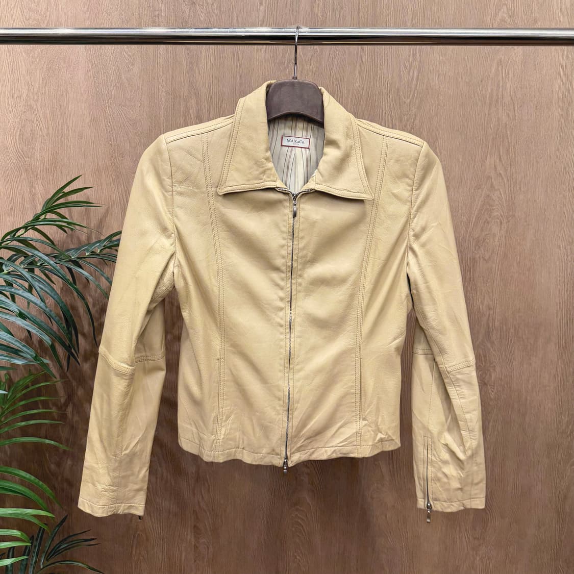 막스앤코 레더 자켓 입체 절개 소매 지퍼 디테일 슬림핏 베이지 상품이미지1