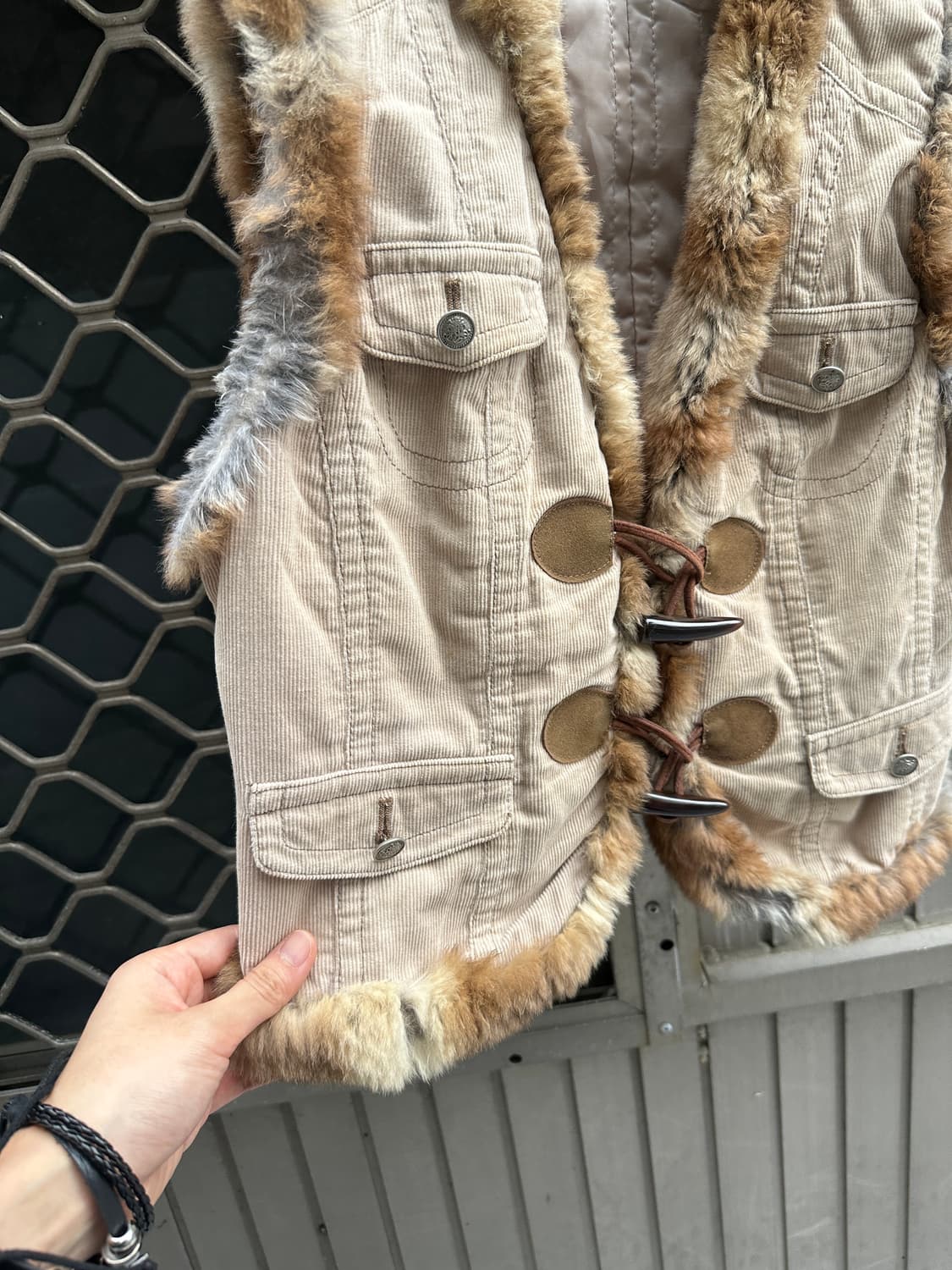 Rabbit fur toggle button crop vest 상품이미지3