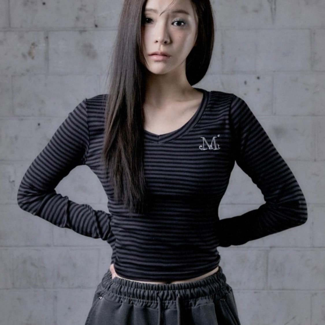 무센트 엠마 브이넥 스트라이프 롱 슬리브 티셔츠 차콜블랙 상품이미지1