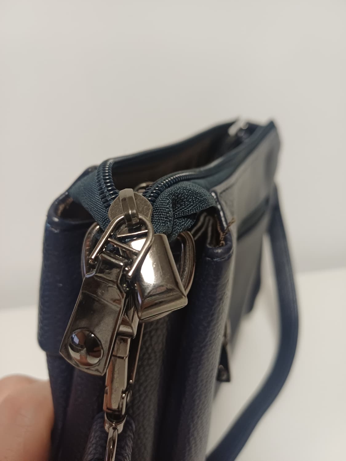 (고급 천연가죽) 네이비 3단 수납 미니 숄더백 / 가죽 상태 최상 상품이미지5