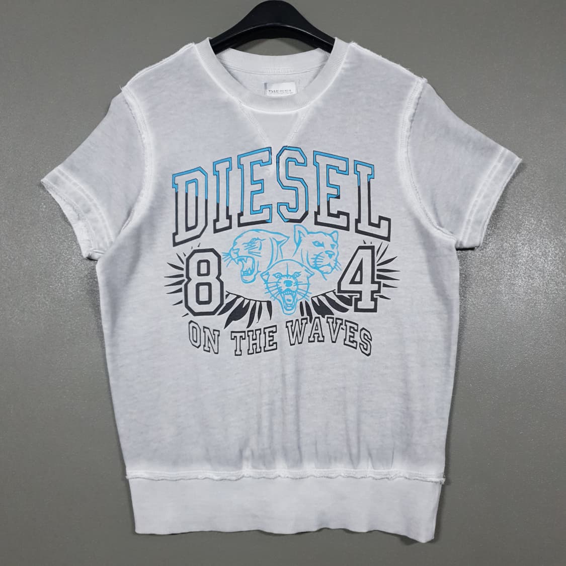 여성 55) 디젤 아치 빅로고 84 그래픽 워싱 라운드넥 반팔 티셔츠 상품이미지1