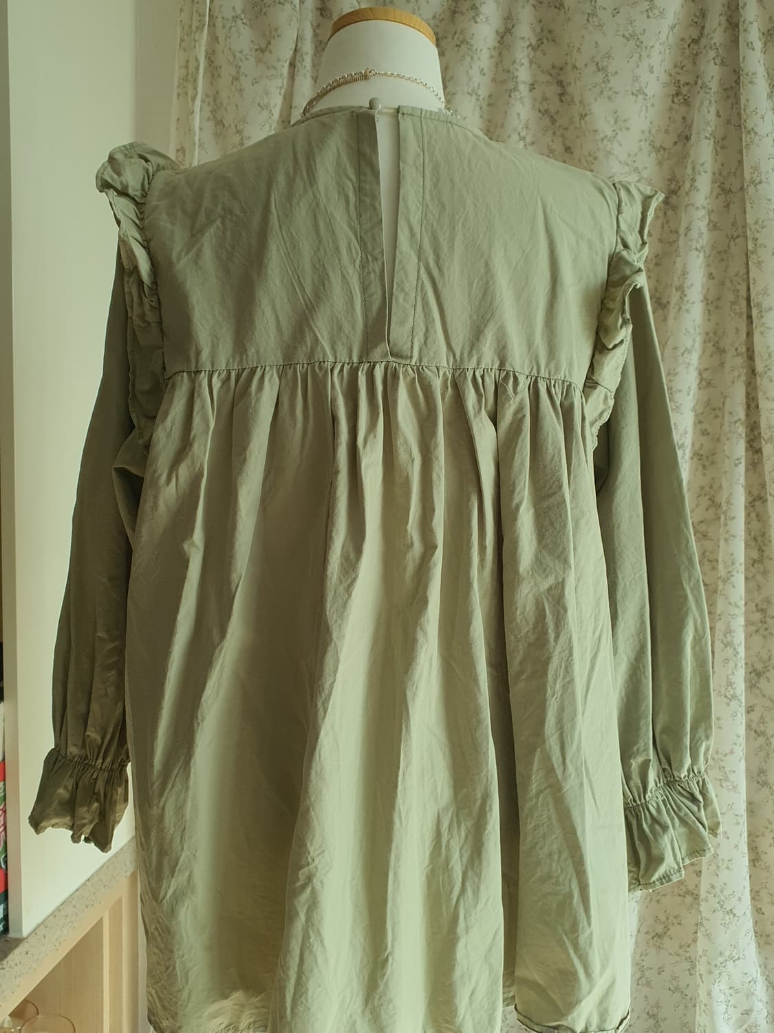 [모리걸] 핀턱 그린카키색 롱 슬리브 프릴 블라우스 상품이미지4