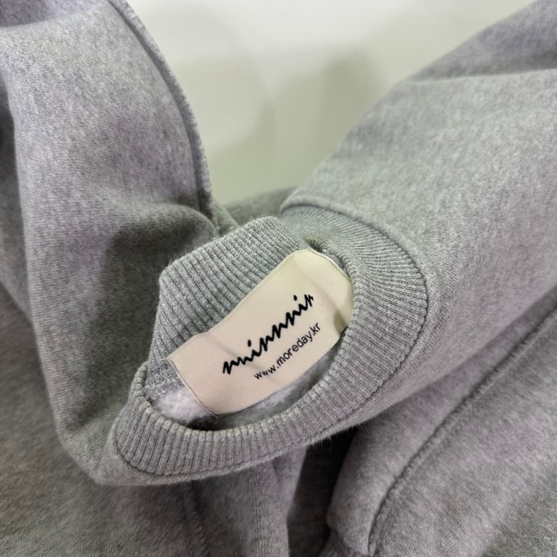 OS 모어데이 그레이 오버핏 스웻셔츠 맨투맨 상품이미지3