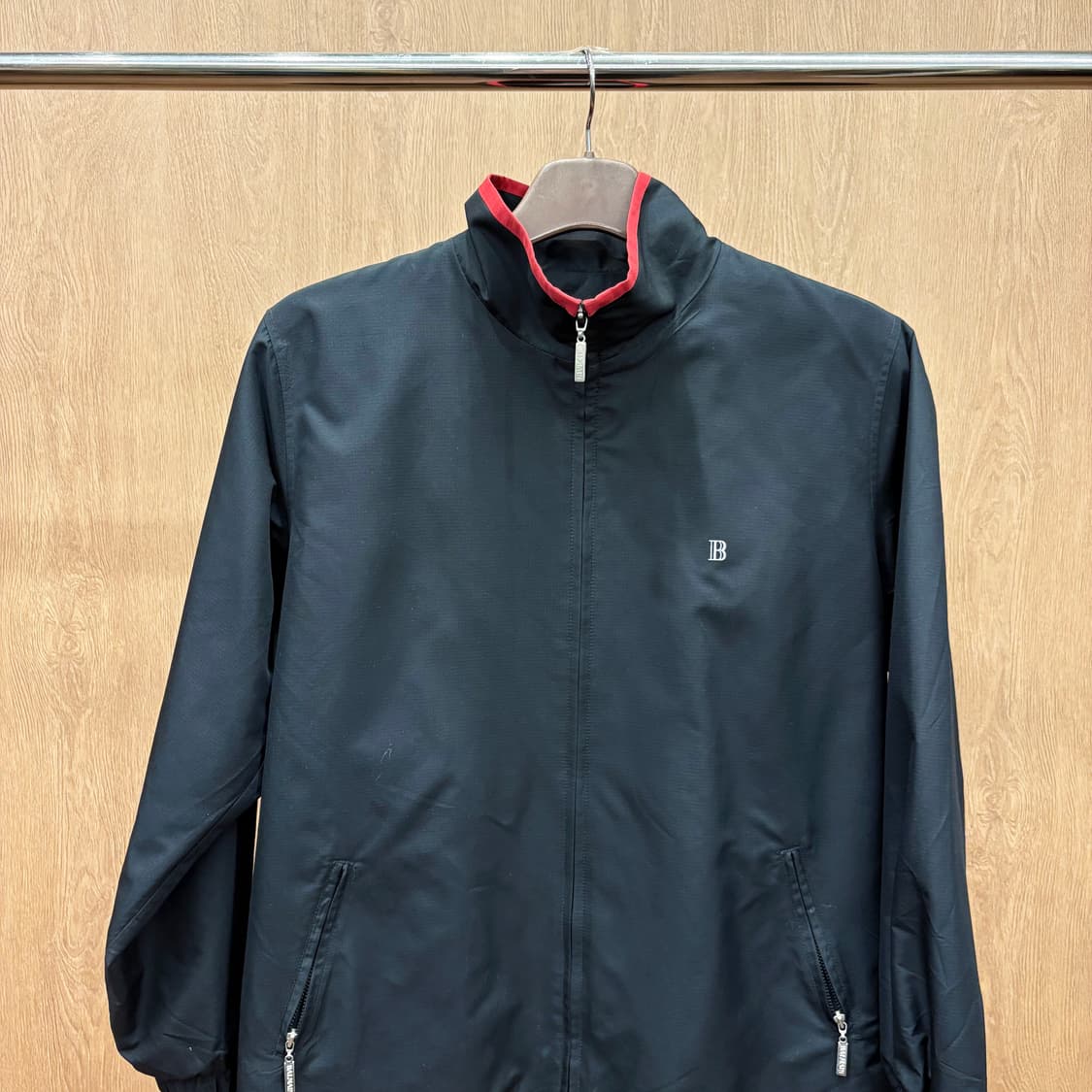 발망 하이넥 집업 자켓 로고 자수 레드 파이핑 밑단 스트링 디테일 블랙 상품이미지4