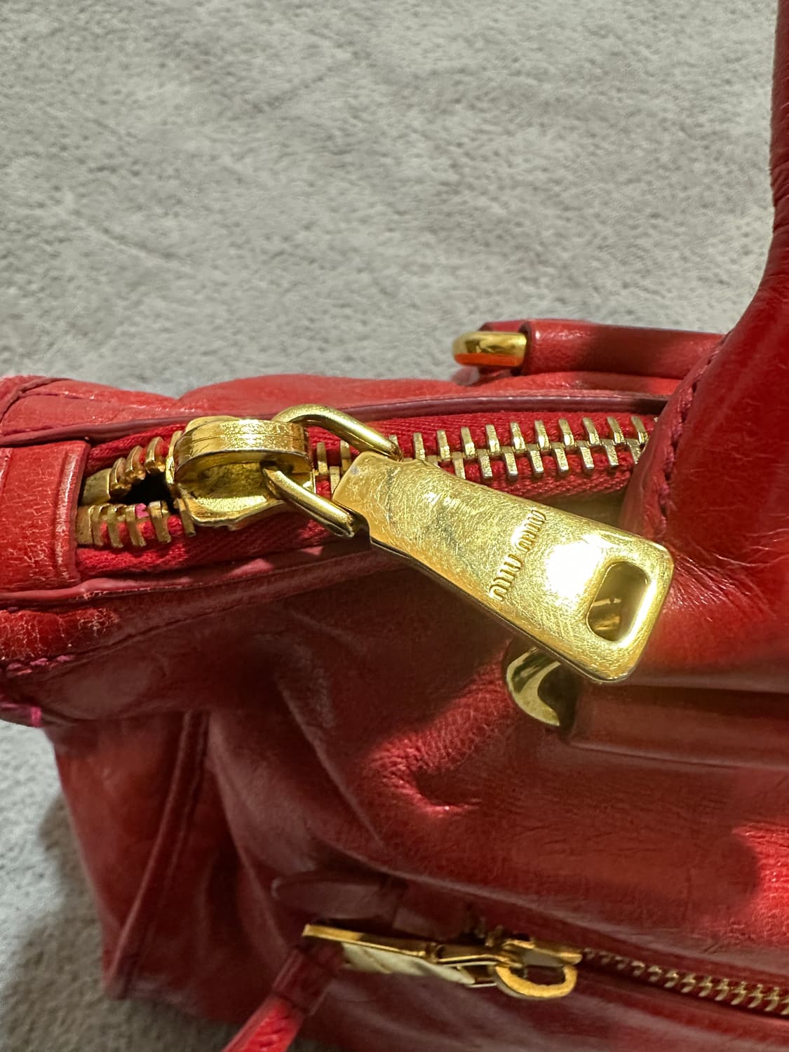 미우미우 비텔로 샤인 모터백 레드 상품이미지6