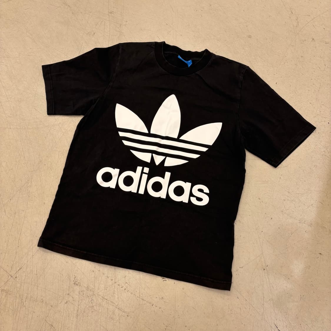 아디다스 빅로고 블랙 반팔티 상품이미지1