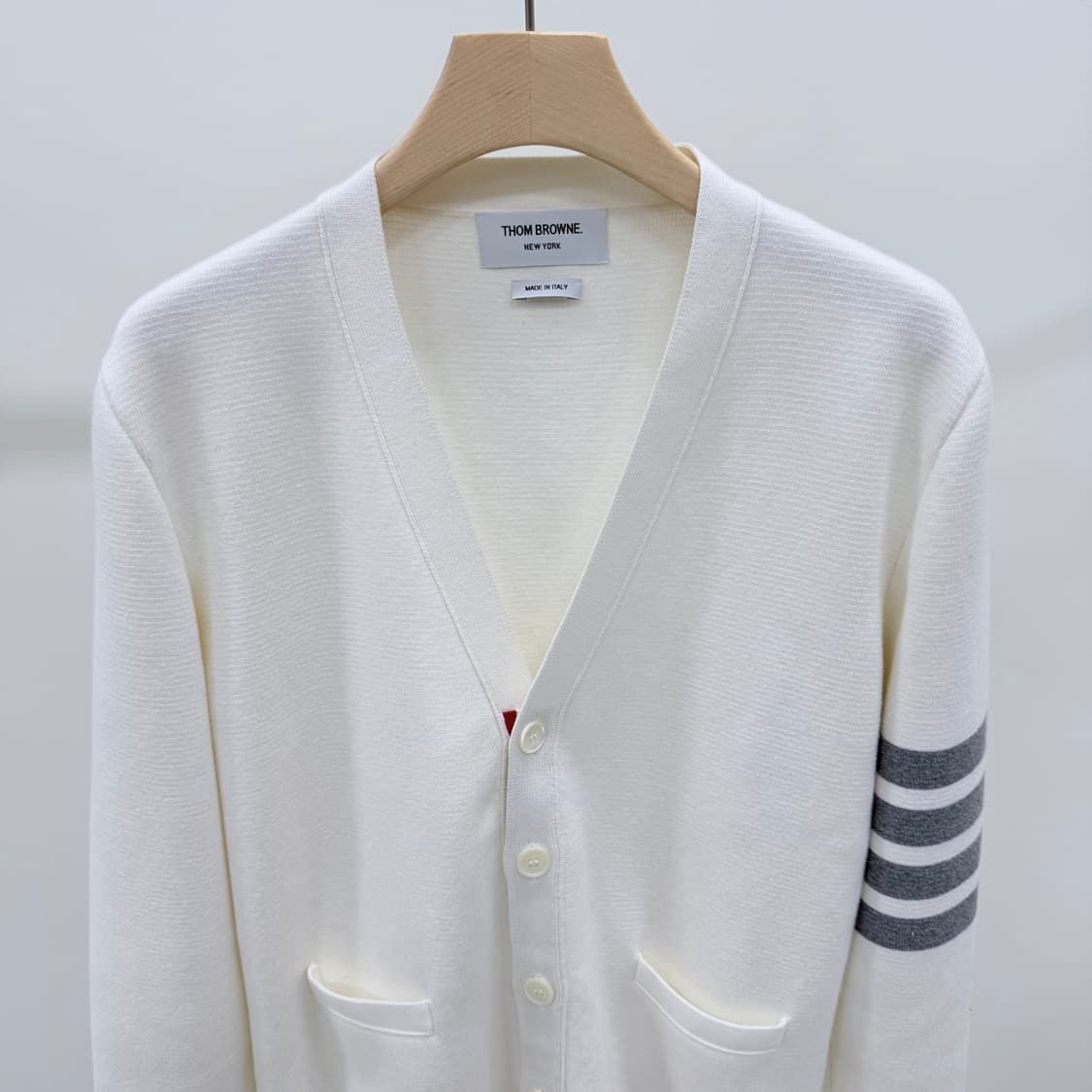 [S+급/1] 톰브라운 사선완장 밀라노스티치 가디건 화이트 상품이미지3