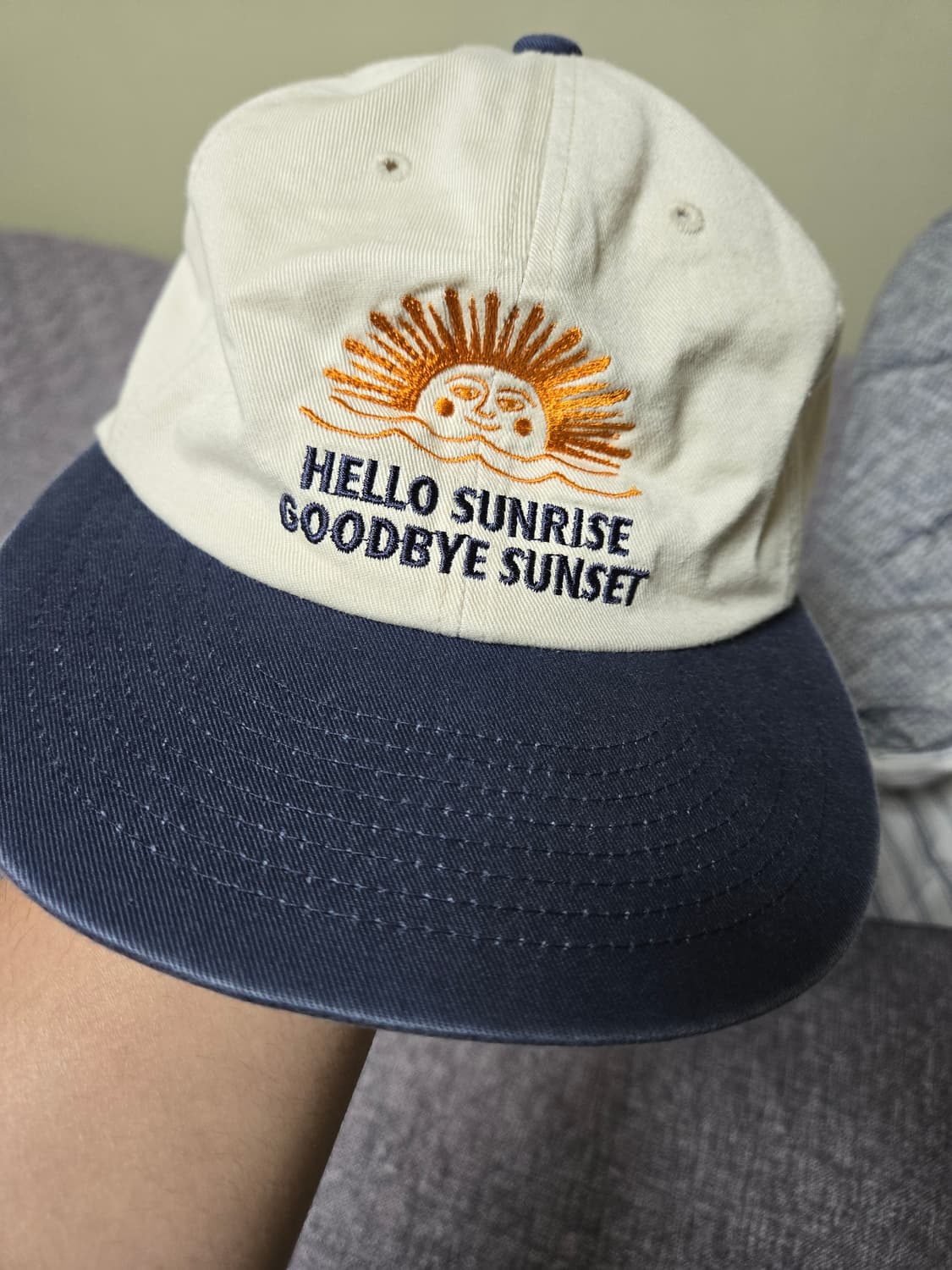 헬로선라이즈 90s 로고 6패널 캡 베이지&네이비 상품이미지1