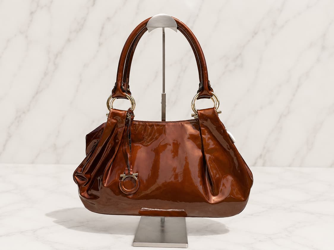 Ferragamo 페라가모 간치니 챰 페이턴트 레더 숄더백 상품이미지1