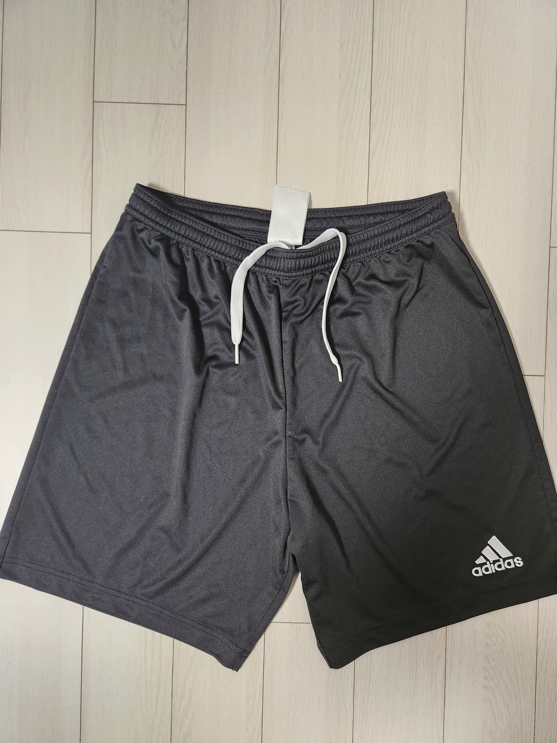 아디다스 블랙 반바지 ent22 sho 사이즈xl(새상품급)
오염 하자없 상품이미지1