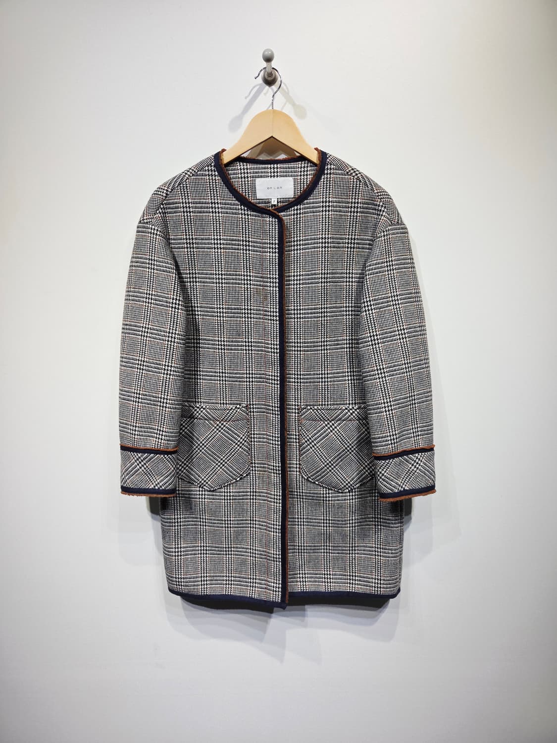 on & on 온앤온 클래식 체크 덤블 안감 노카라 코트 상품이미지2