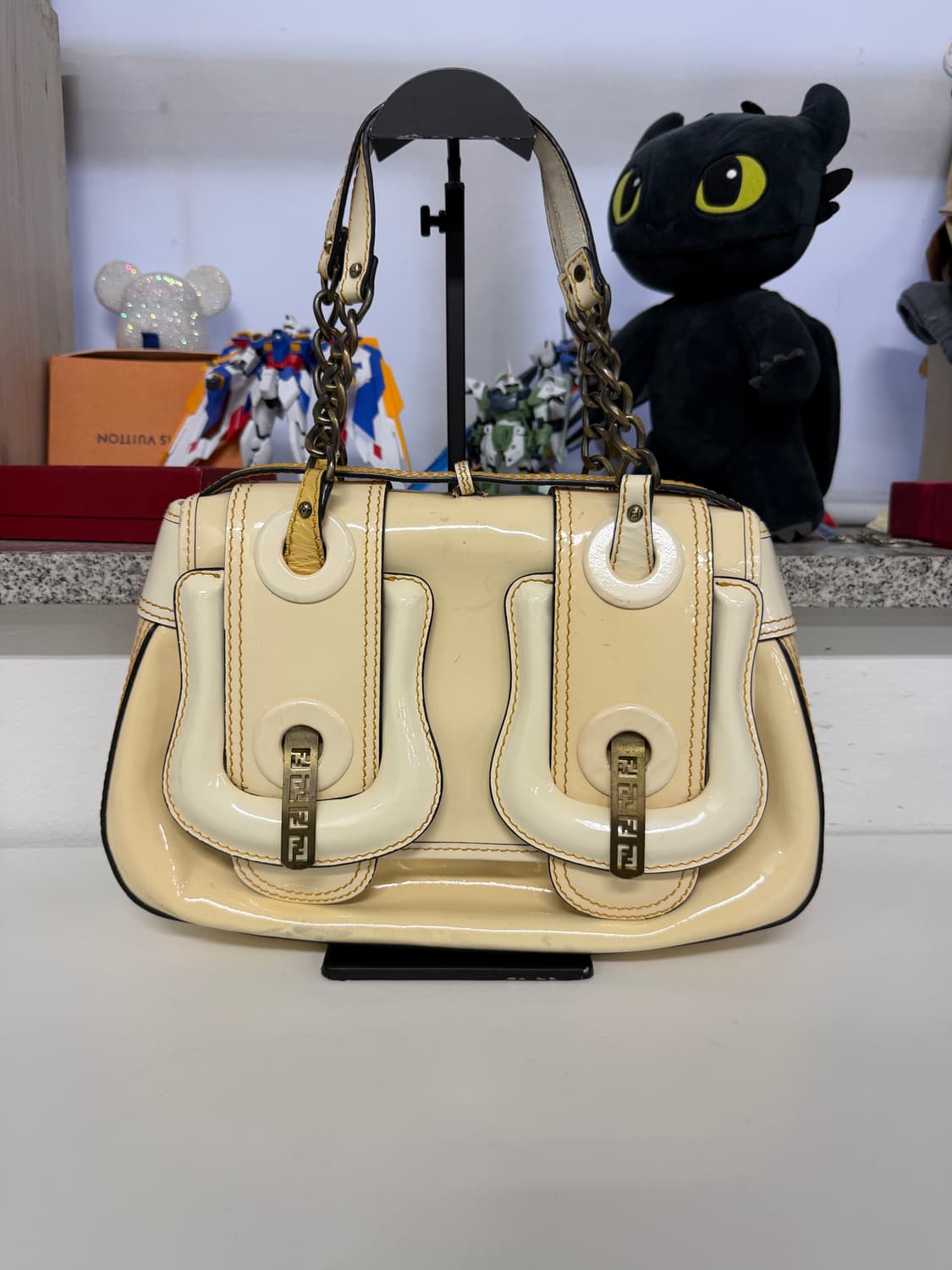 정품) 펜디 FF 버클 아이보리 숄더백 토트백 상품이미지1