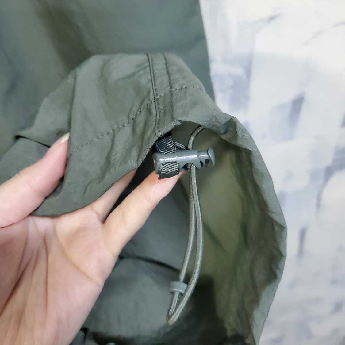 무신사스탠다드 카키 밴딩 트레이닝 우븐 팬츠  상품이미지3