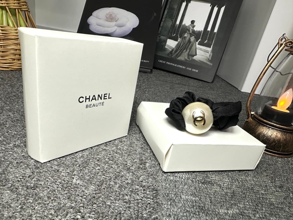 샤넬뷰티 진주 CC로고 헤어슈슈 상품이미지1