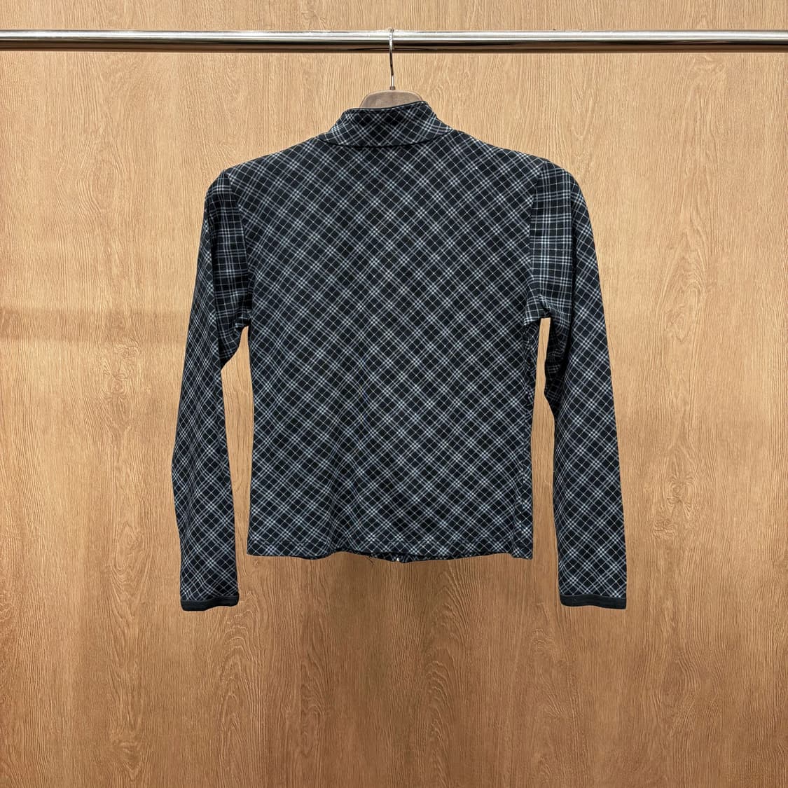 버버리 런던 져지 집업 가디건 그레이 체크 패턴 로고 자수 디테일 블랙 상품이미지3