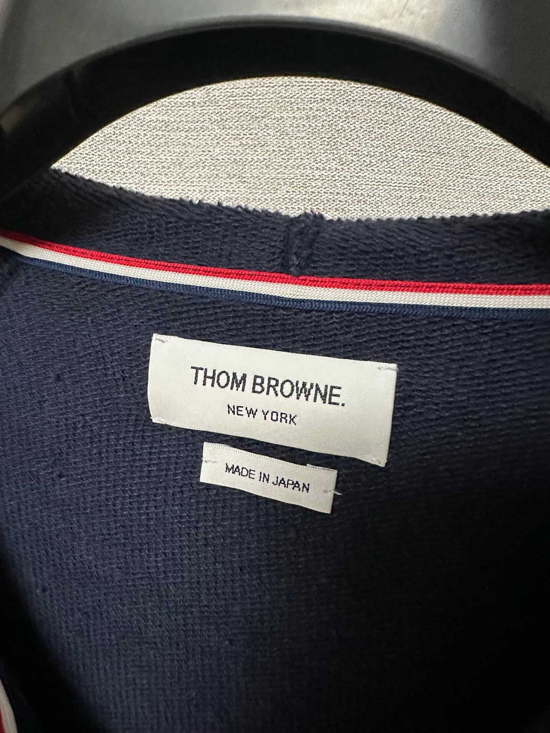 톰브라운 4선 후드집업 네이비 (0) 상품이미지3