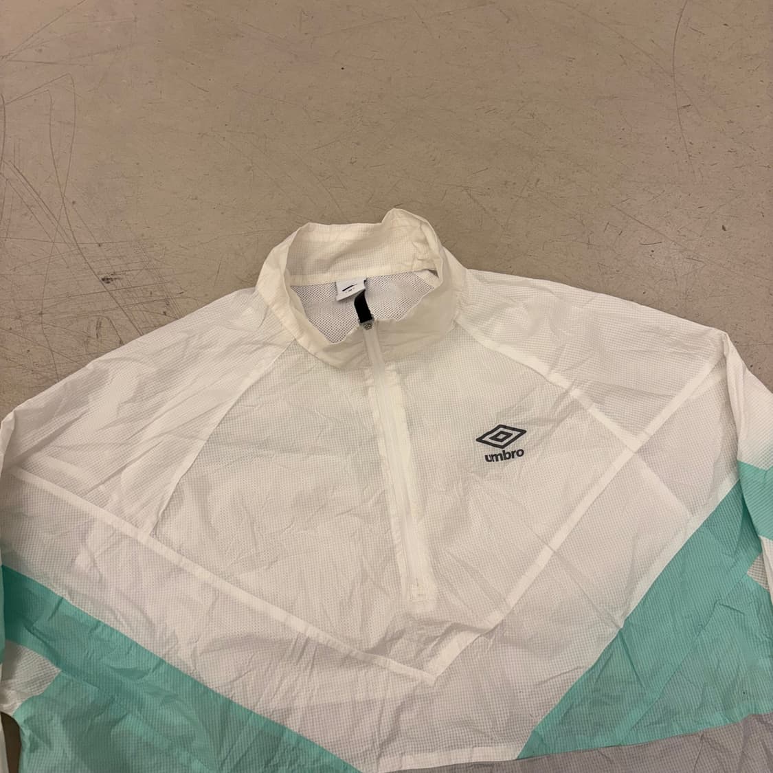 엄브로 배색 빅로고 러닝 바람막이 상품이미지3