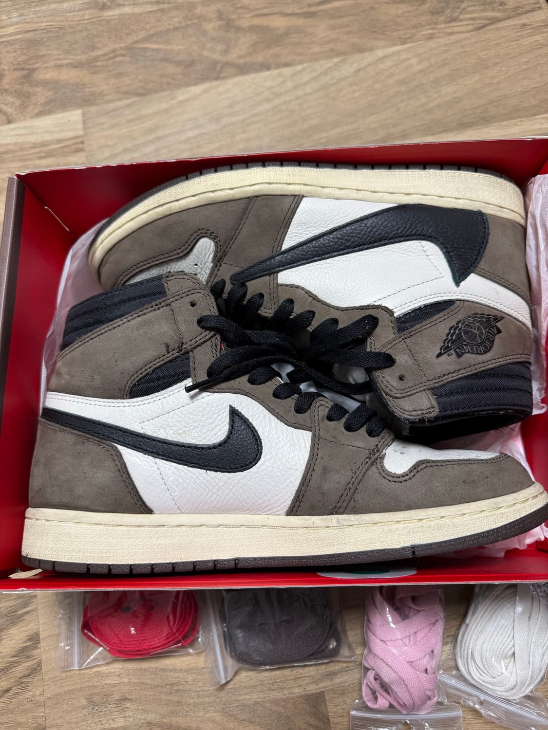 판매)나이키 에어조던1 트래비스 스캇 모카 270 풀구성 상품이미지2