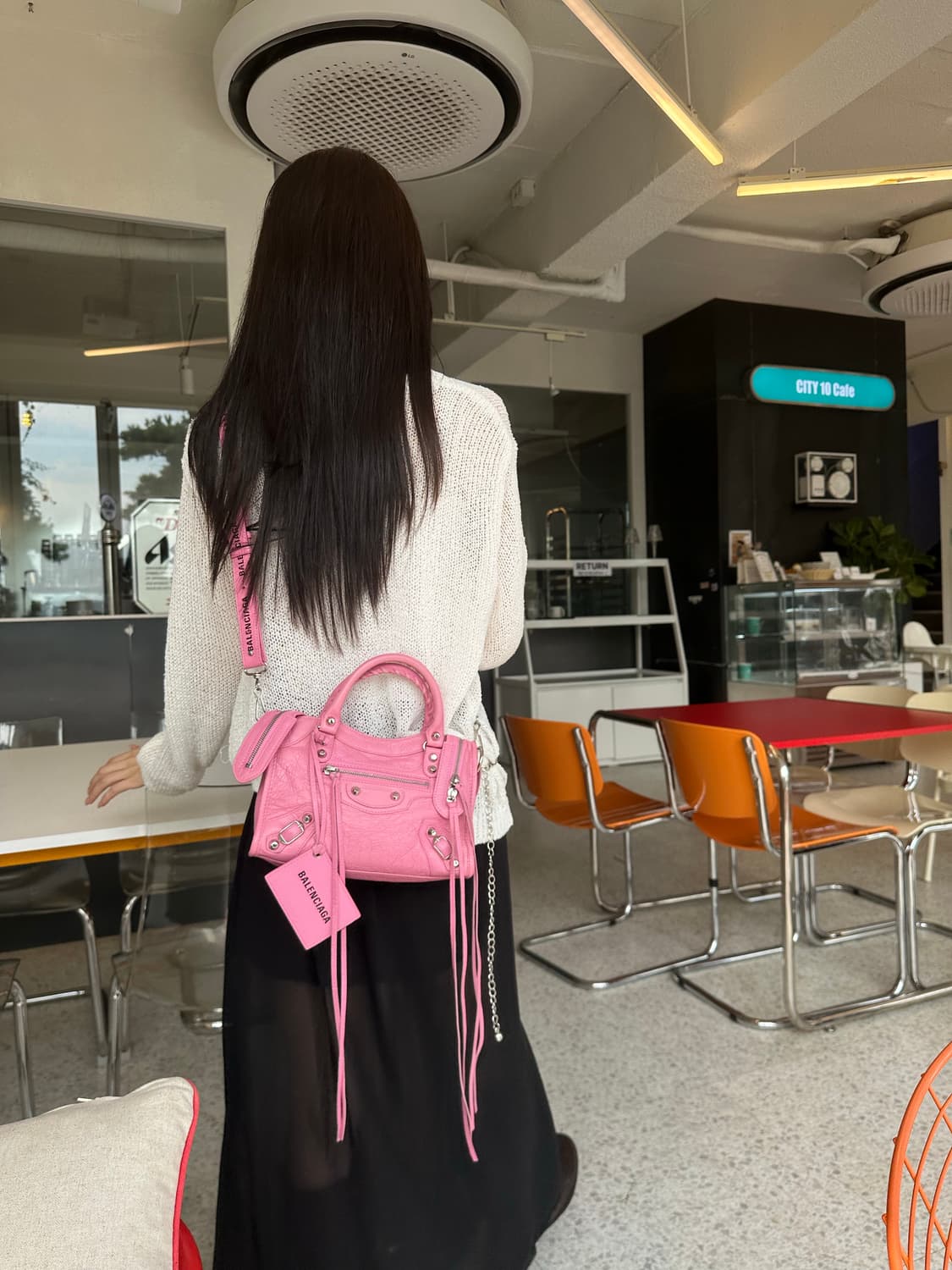 [A+ 정품] 발렌시아가 로고스트랩 시티 모터백 미니 핑크 상품이미지9