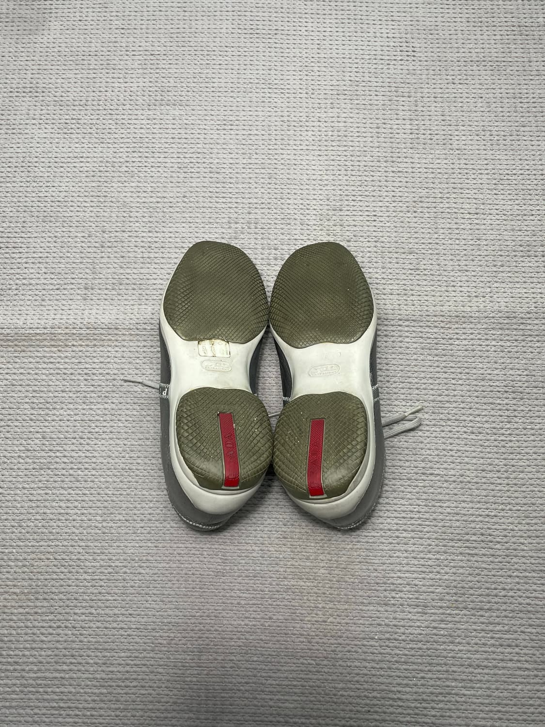 프라다 00‘s 메탈릭 레더 스니커즈 상품이미지4