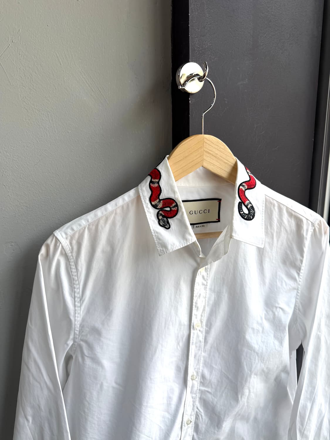95/ 구찌 스네이크 넥카라 화이트 셔츠 상품이미지4