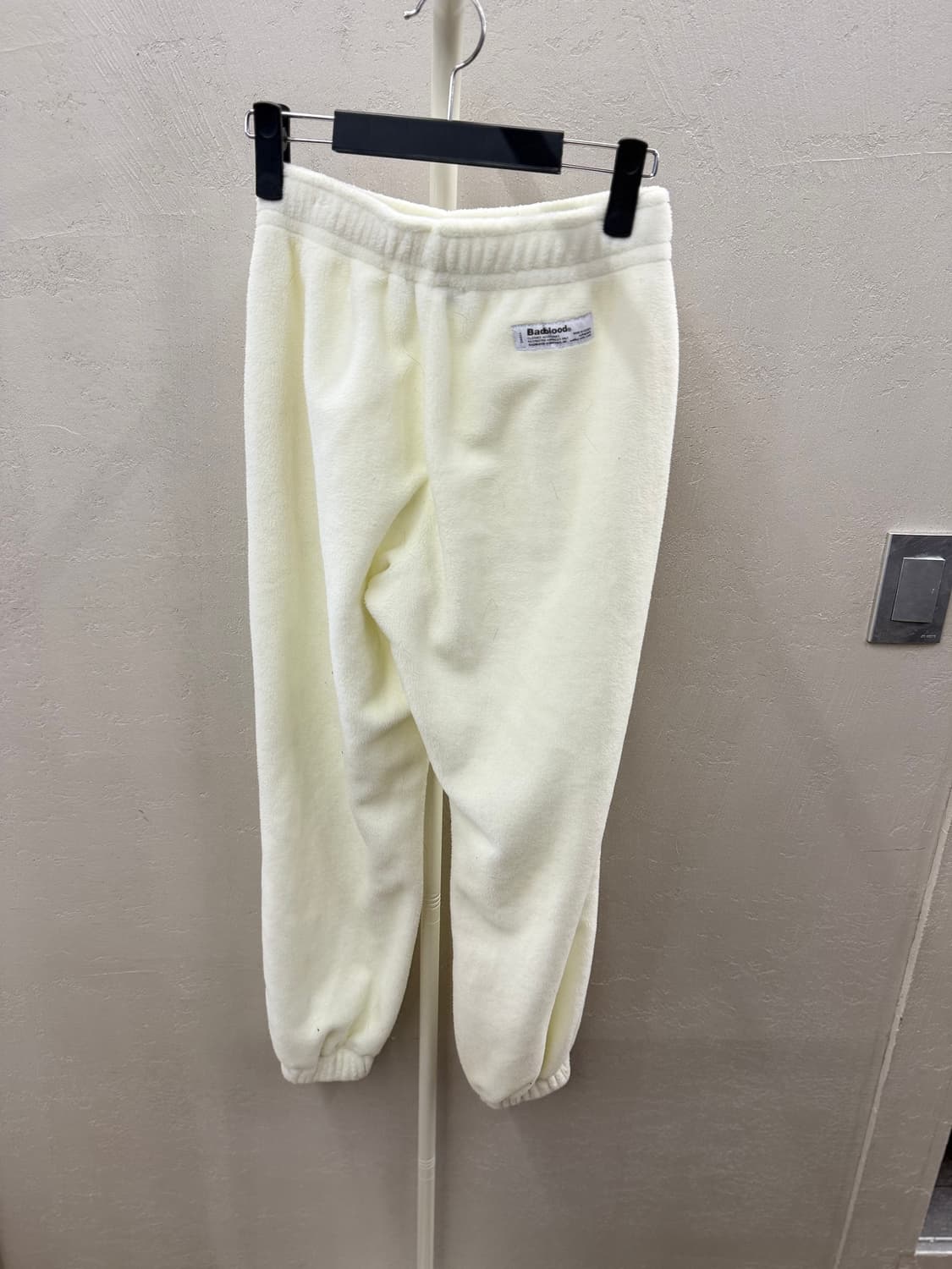 배드블러드 아이보리 플리스 조거팬츠 상품이미지5