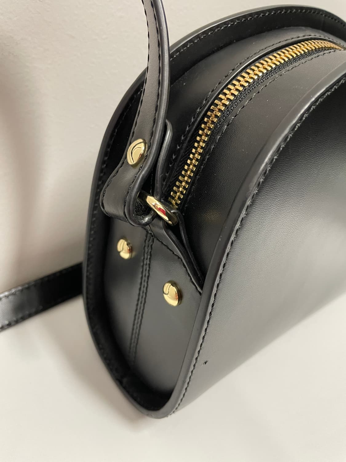 A.P.C 하프 문 미니 크로스백 상품이미지4