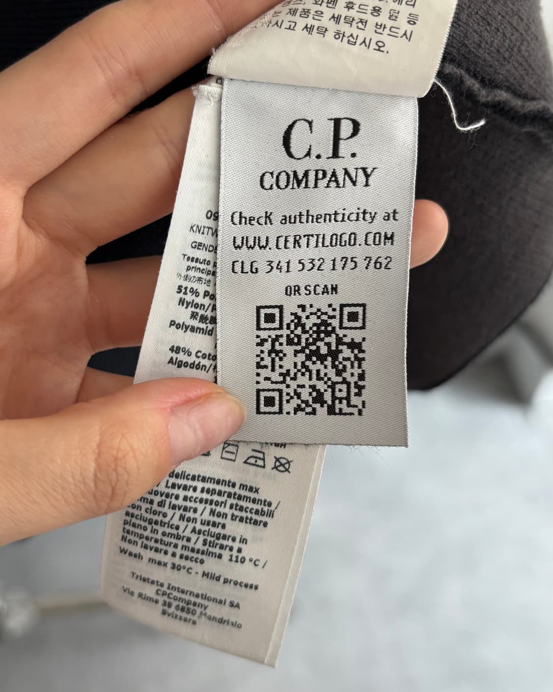 C.P. Company 씨피컴퍼니 블랙 렌즈 와펜 니트 맨투맨 상품이미지6
