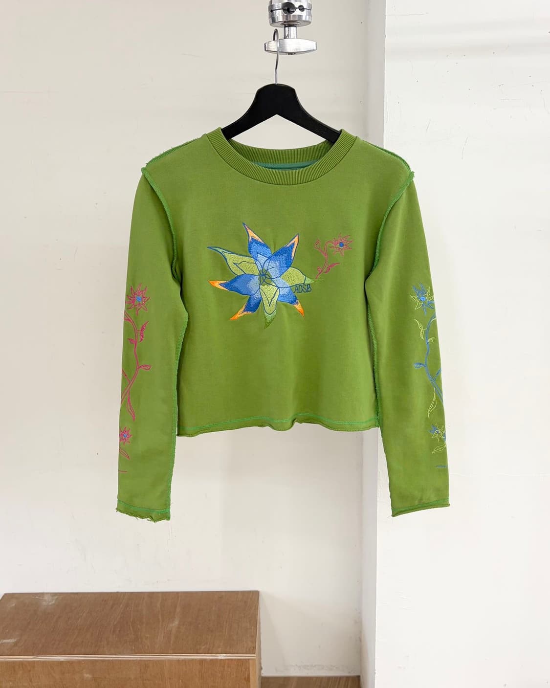 앤더슨벨 그린 크레이지 플라워 크롭 긴팔 티셔츠  상품이미지1