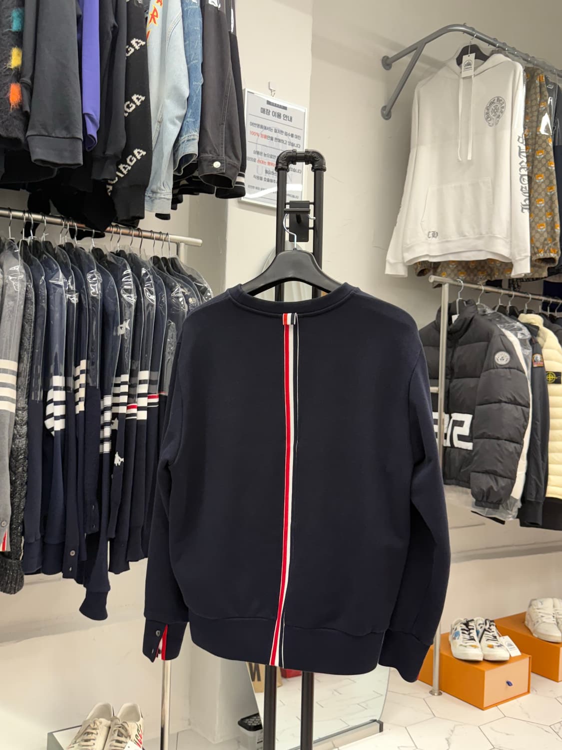 [3] 톰브라운 백삼선 맨투맨 상품이미지1