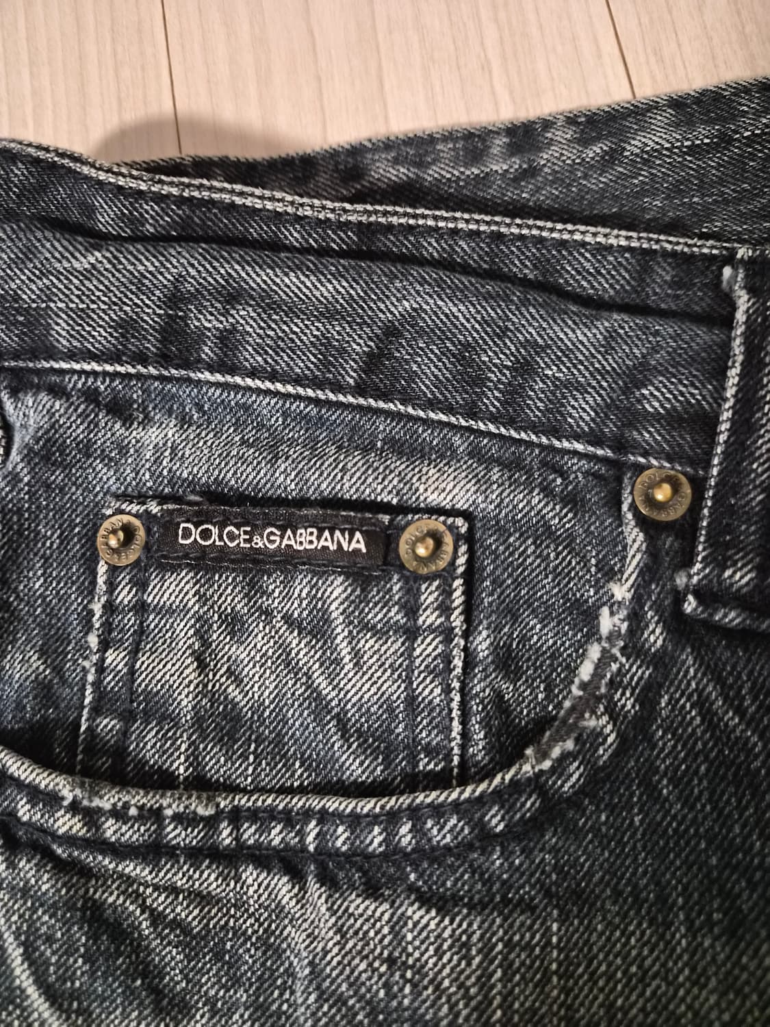 돌체앤가바나 플레이트 디테일 다크워싱 데님 팬츠 상품이미지3