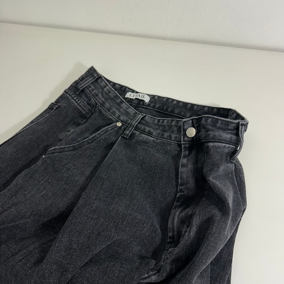 L 리테일 와이드핏 투턱 흑청 데님팬츠 상품이미지1