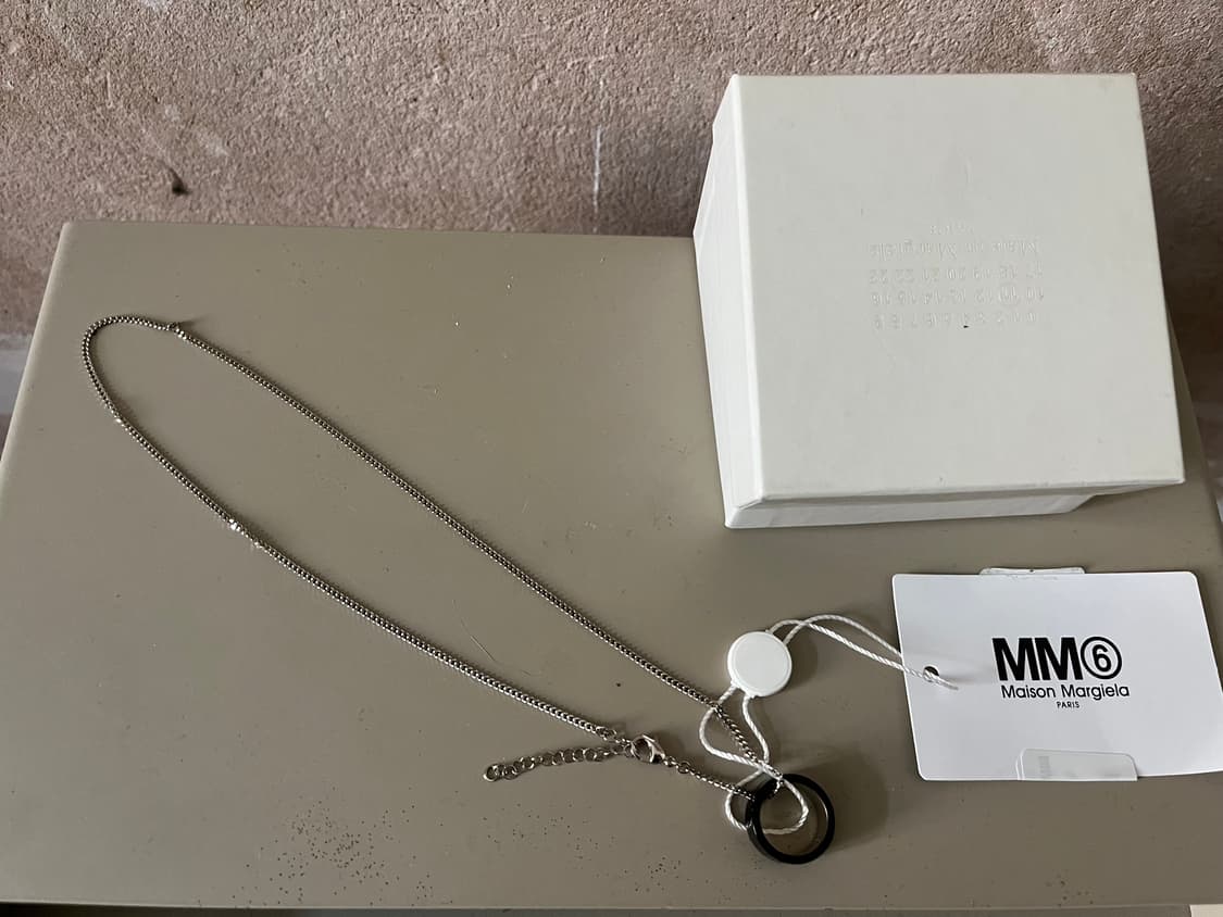 MM6 메종 마르지엘라 블랙 로고 링 목걸이 상품이미지4