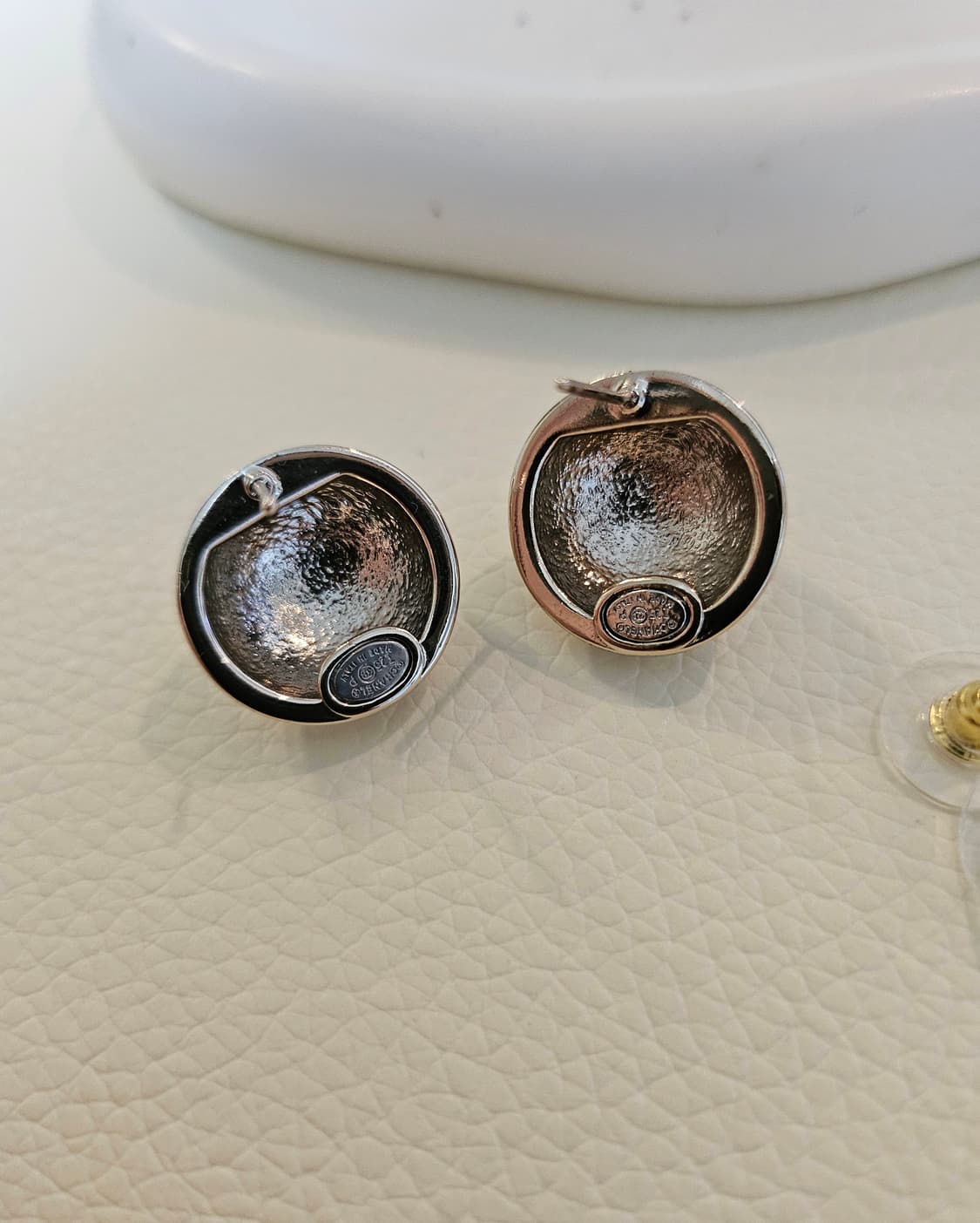 샤넬 블랙 투톤 까멜리아 CC 턴락 볼 귀걸이 업사이클링 상품이미지5