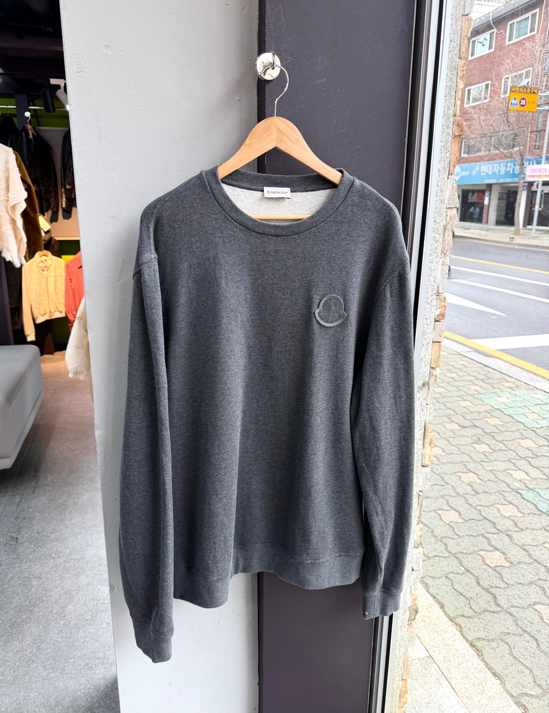 .XXL/ 몽클레어 기모 자수패치 그레이 맨투맨 상품이미지3