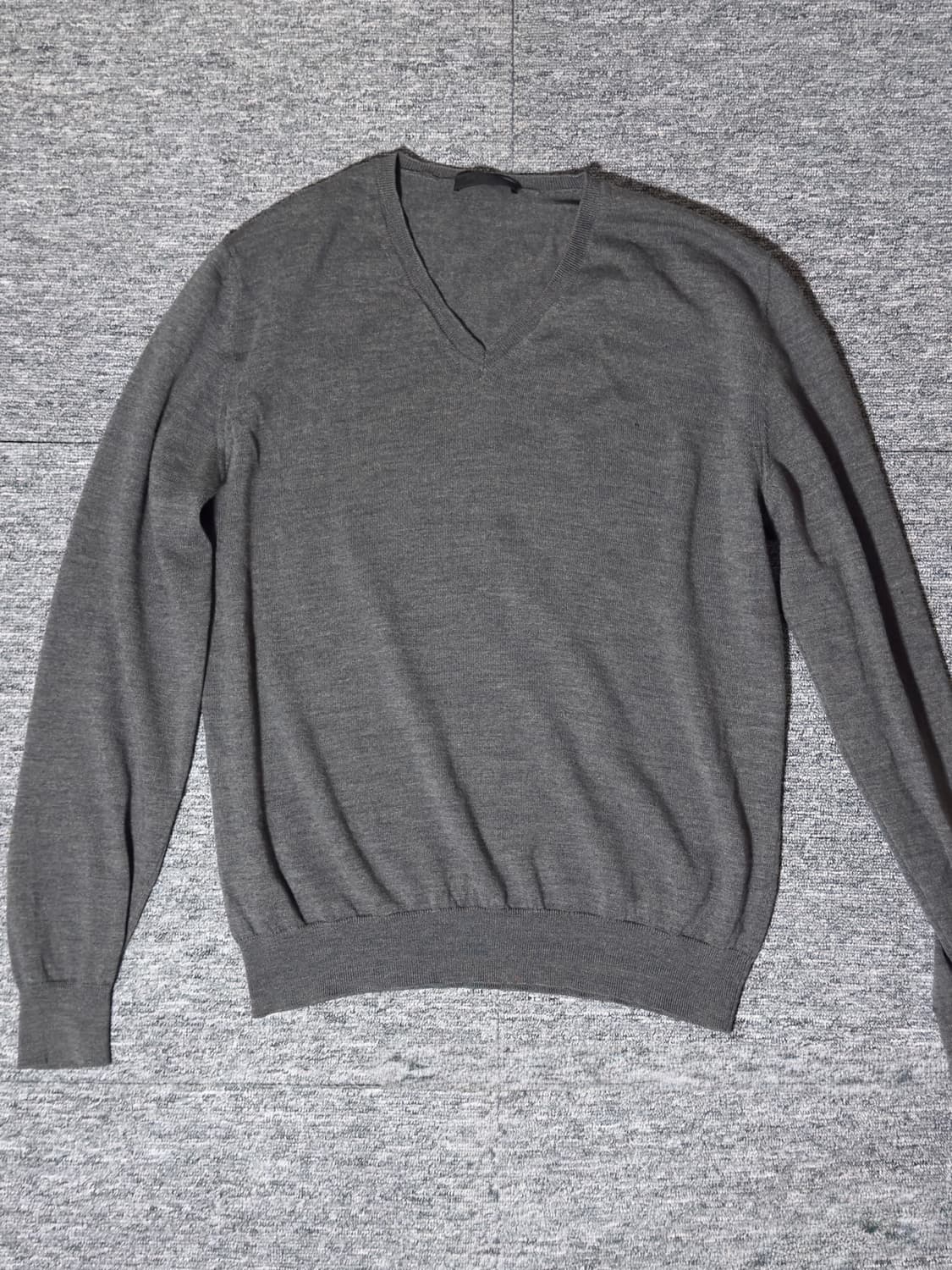 프라다 그레이 브이넥 니트 상품이미지1