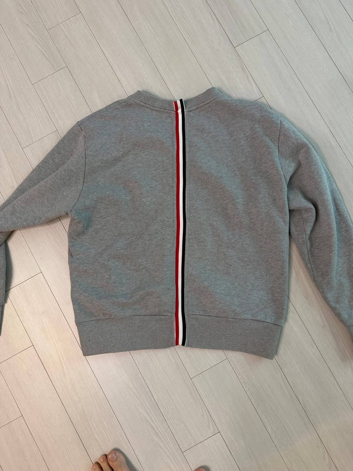 톰브라운 백삼선 그레이 맨투맨 2사이즈 상품이미지3