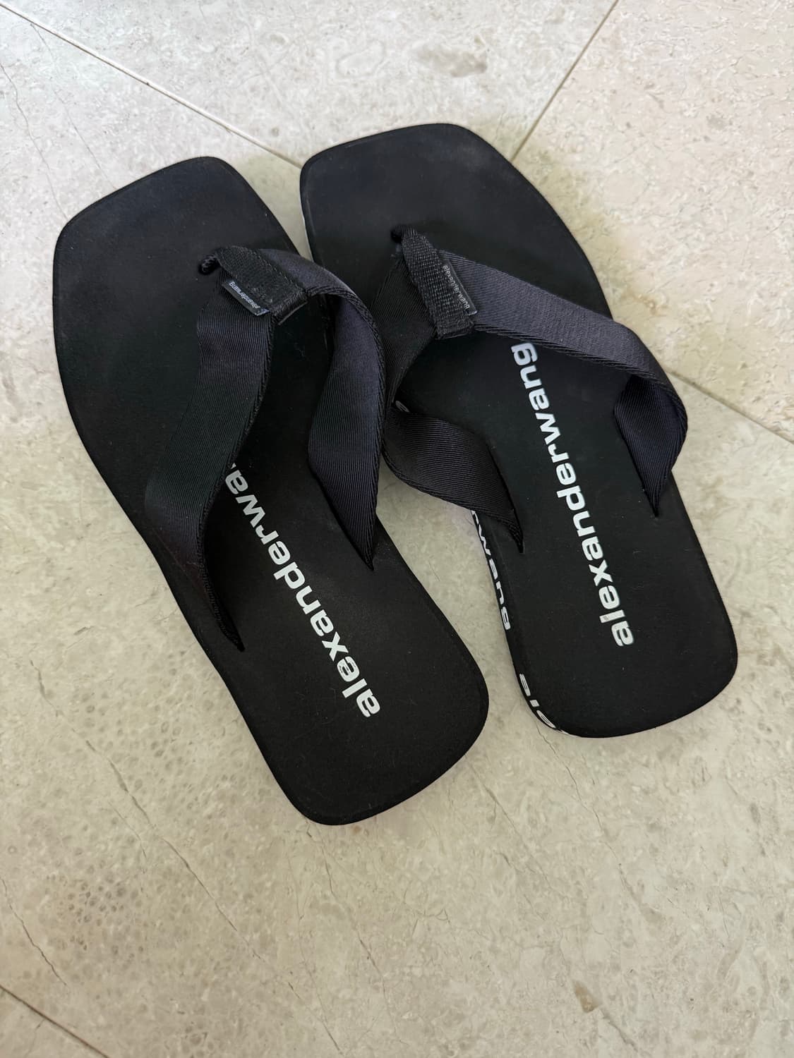 알렉산더 왕 AW 로고 플립플랍 쪼리 블랙 상품이미지1