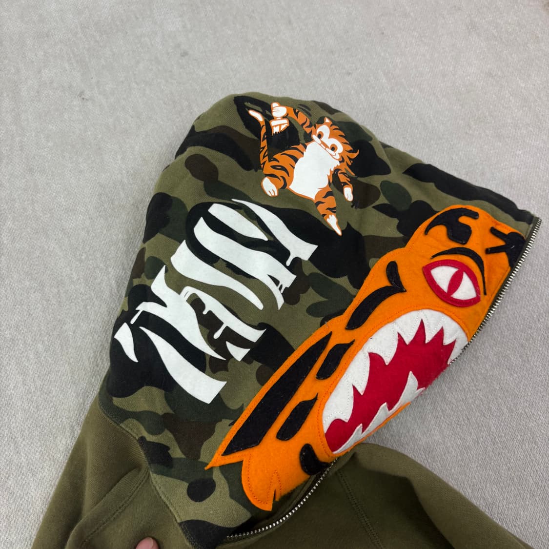 100 베이프 타이거 카키 반집업 후드티 상품이미지6