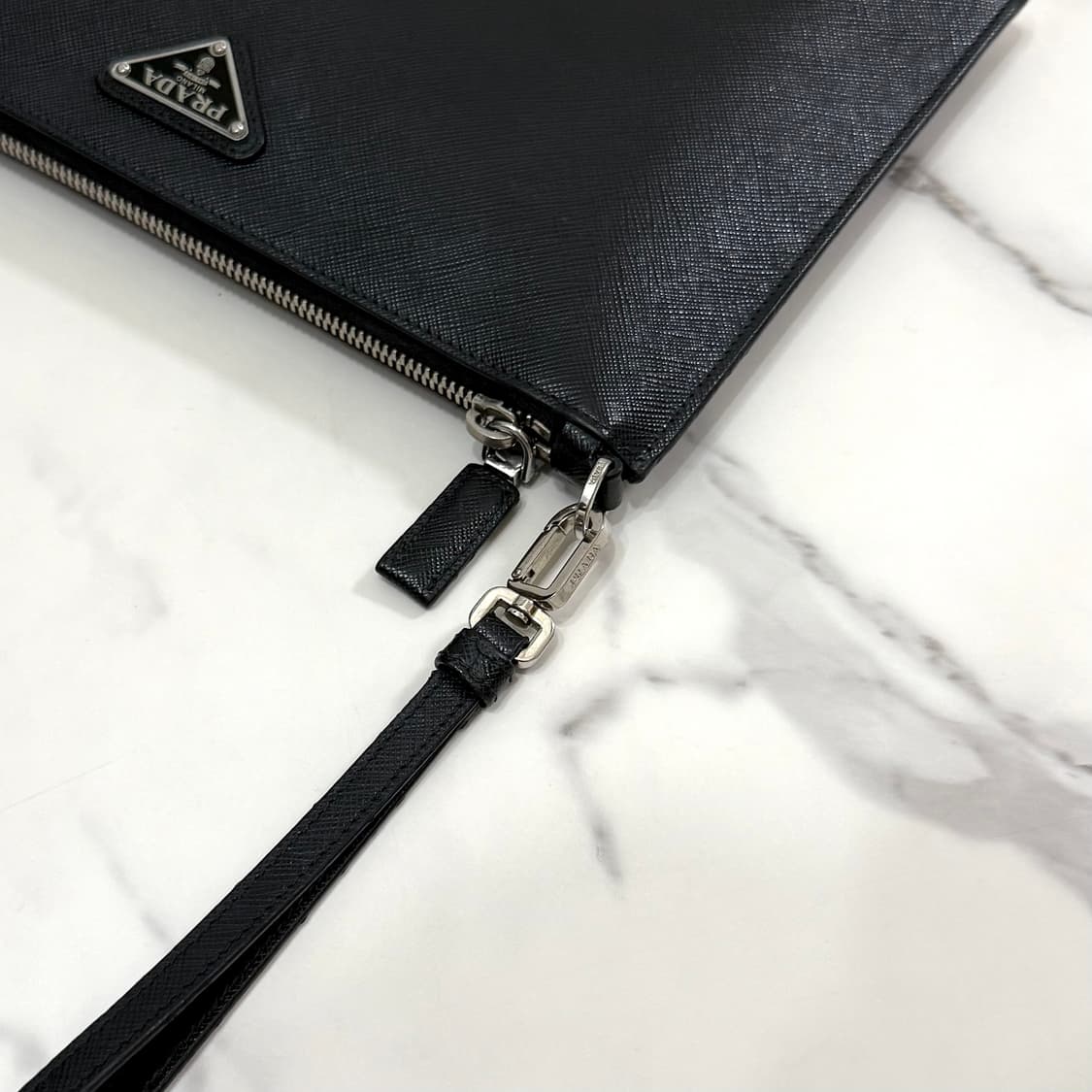 프라다 삼각로고 사피아노 레더 클러치백 가방 블랙 2NH005 상품이미지6