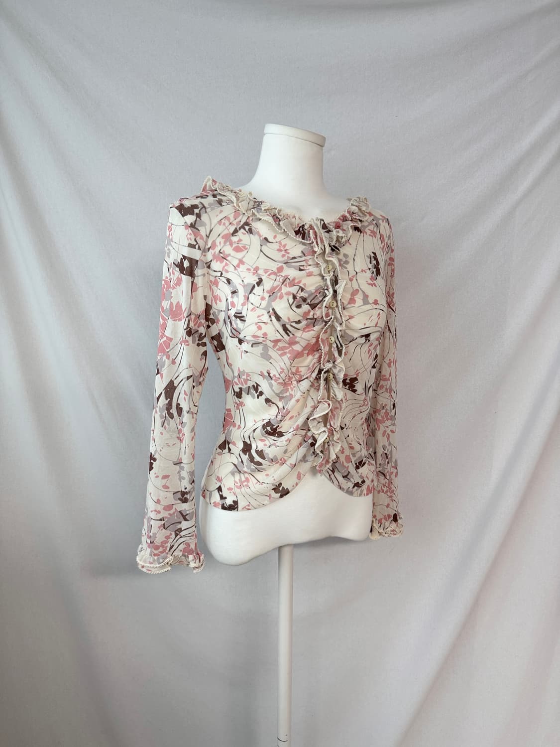 셔링 버튼 프릴 블라우스 상품이미지1