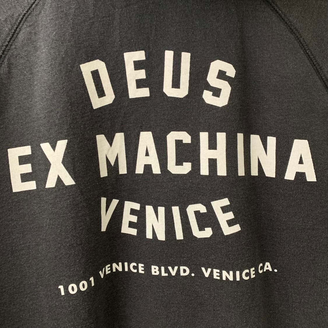 데우스 챠콜 로고 후드티 상품이미지3