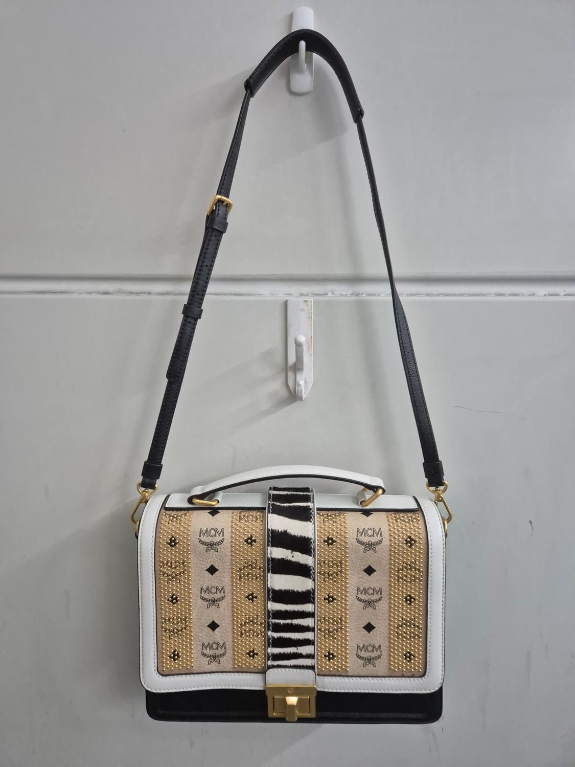 MCM 베로니카 비세토스 레더 탑 핸들 사첼백 상품이미지1