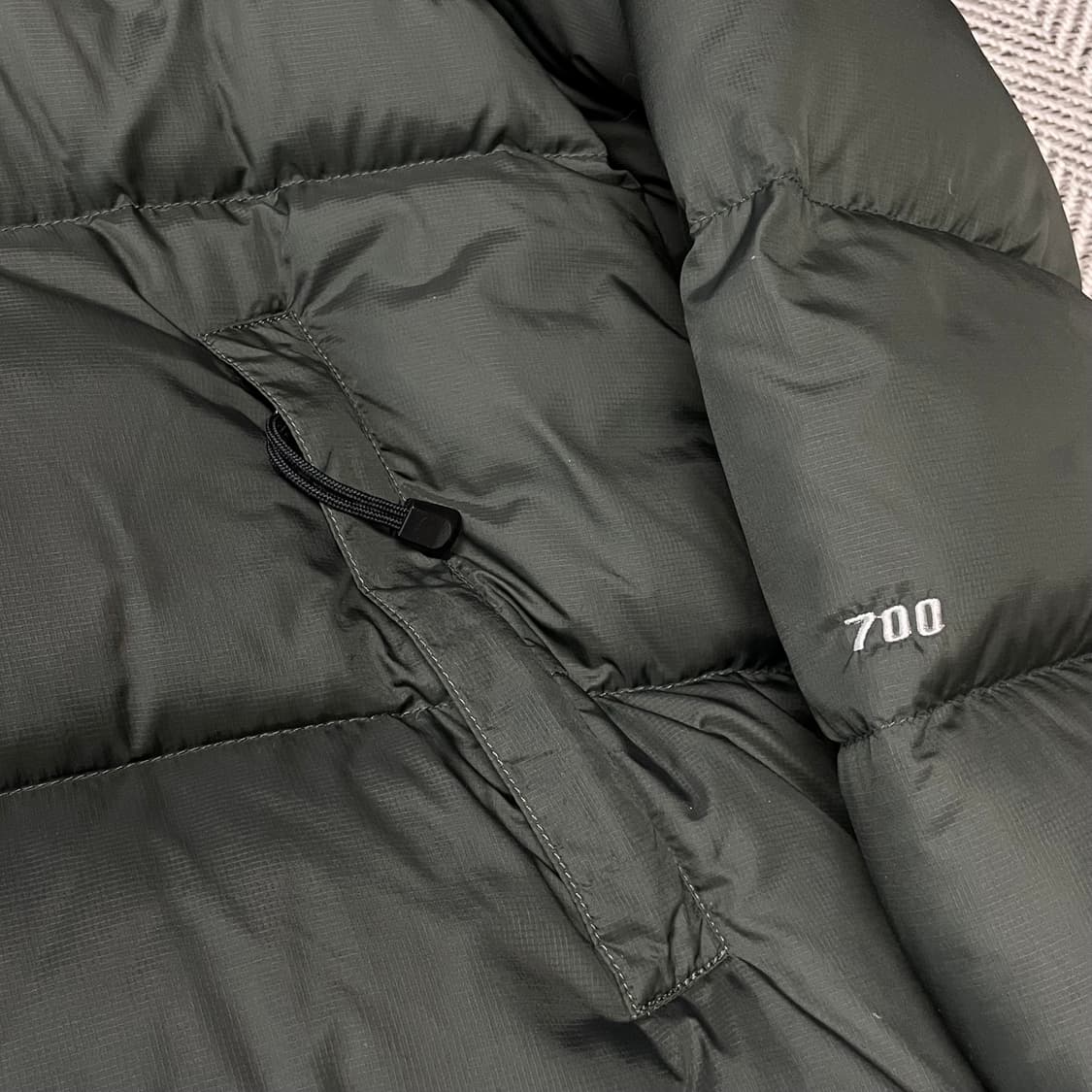 [105] 노스페이스 센터로고 무광 카키 700 눕시 패딩 상품이미지5